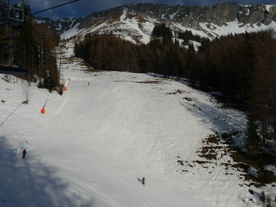 Gleich bei der ersten Bergfahrt fällt der Blick auf den Holzerriegl, der nicht in ganzer Breite präpariert werden konnte.