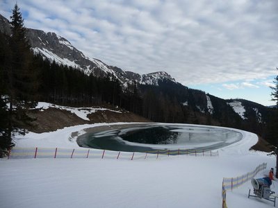 Das Wasser im Schneiteich wartet auf Abkühlung um als Schnee auf die Pisten zu kommen.