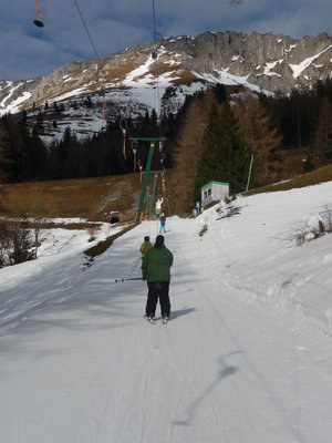 Auch der Muldenlift muss besucht werden. Im Hintergrund die schönen Felswände der hohen Veitsch.