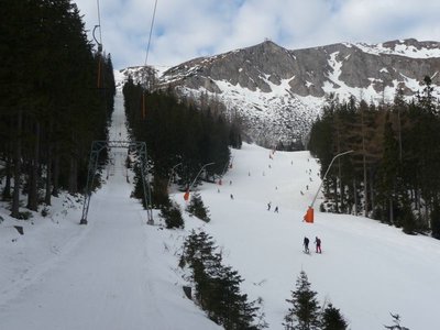 Bergfahrt mit dem Sonnkogellift mit Blick auf das Kanonenrohr. Hier wurde nur rechts der mittig positionierten Lanzen präpariertl.
