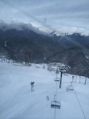 Bereits in der zweiten, getrennten Sektion, kreuzen wir einen Sessellift, der unter anderem den Funpark bedienen soll.