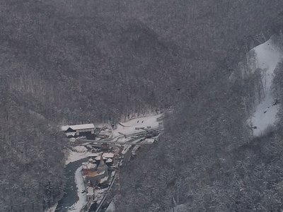 Blick auf die 3S Bahn zum olympischen Dorf, deren Sinn sich mir überhaupt nicht erschliesst, da die Talstation am Ende des Tales ist und die Bahn nicht einmal im Pistenplan eingetragen ist?