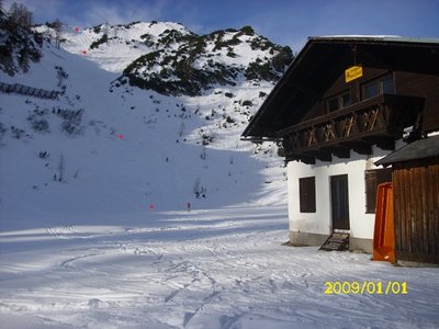 Der Blick nach oben. Was ich noch weis ist, das der Einstieg ziemlich weit vorne war und bei einem strengen Winter die ersten beiden Stützen bei Anfang des Hanges immer wieder Freigeschaufelt werden mussten. Die Lift stützen in schwarz (nicht ganz sicher) und das die Gehänge an der Talstation ziemlich nah am Schneeboden liefen.