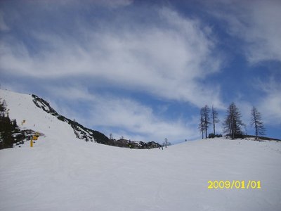 Wieder Blick zurück. Bei der linken Schneekanone müsste die Umlenkung des Ramsanger SL gewesen sein. Leicht Rechts im Bild, die ehemalige Kurve des Mitterstein SL.