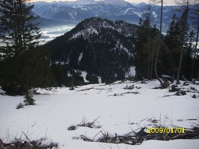 Blick nach unten. Zu sehen die Ramsanger SL Talstationskomplex^^ Rechts der Hütte war die Talumlenkung des Ramsanger SL. Links unten noch ein Teil der alten Piste. Wenns mal richtig viel schneien sollte, werde ich da runter fahren und später rechts weiter nach Bad Mitterndorf.