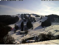 Und hier steht die Kanone links oben am Kinderlift (auch hier wieder rot eingekreist)