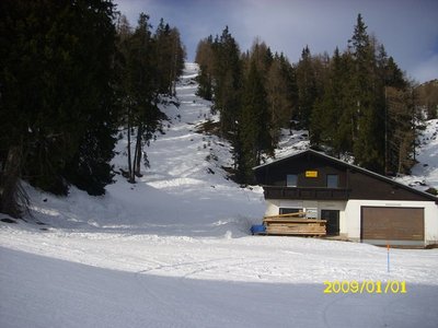 Ober den Datum befindet sich eine Blaue Stange. Dort müsste die Hütte gestanden haben. Geht man jetzt nach links, kann man sich nach vor, zum Einstieg oder nach hinten, zur Umlenkung begeben. Naja, könnte ja wieder Punkte machen und diese Beschreiben wenns besser wäre^^