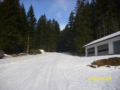 Da oben beim Zaun was auch happig. Wenig Neuschnee mit einer Eisunterlage und kleinen Steinchen. Das sieht man Anfangs nicht. Habe mir aber schon so was gedacht. Geht ja auch eine Straße rauf.