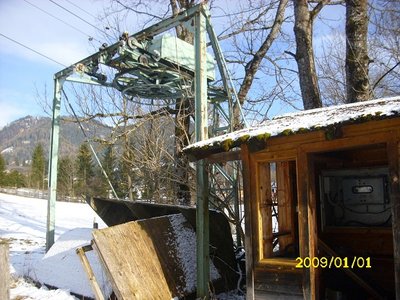 Der Poser SL. Schade das der nicht mehr läuft. Die Kabeln sind zur Info noch nicht durchgeschnitten^^ Mit ein wenig kenntnis, läuft der sicher bald wieder^^