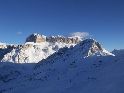 Sass Pordoi und Boespitze mit Wolke