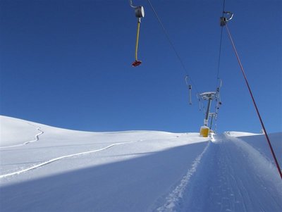 Kleine, ungefährliche Tiefschneehänge an der Sciovia Gabia